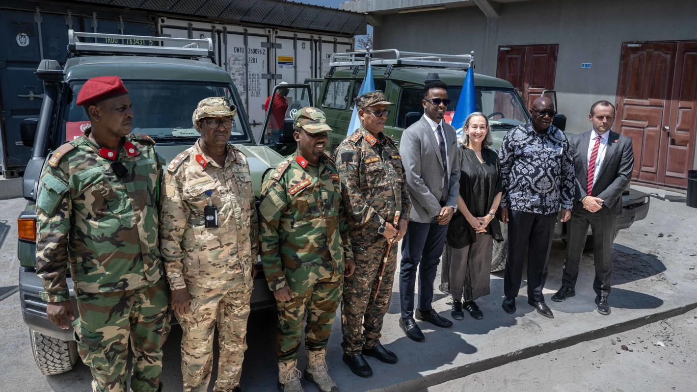 Senior representatives from the UN and the Federal Government of Somalia pose for a group photo during a handover event facilitated by UNMAS in Mogadishu