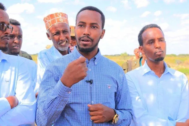 Mohamed Sheikh Said Haji addresses to a group of gentleman Mohamed Sheikh Said Haji addresses to a group of gentleman
