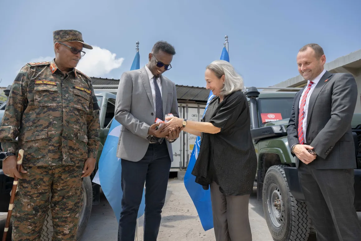 UNMAS Director Ilene Cohn handover keys to vehicles donated to the Somali National Army during a handover event facilitated by UNMAS in Mogadishu. 