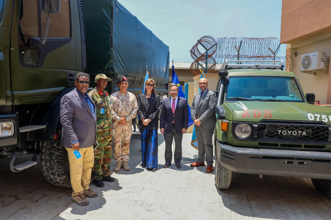 UN Under-Secretary-General and UNOPS Executive Director Jorge Moreira da Silva and European Union Ambassador to Somalia Karin Johansson pose for a photo with SNA and FGS officials at the UNOPS office in Mogadishu, Somalia, on 14 April 2025.